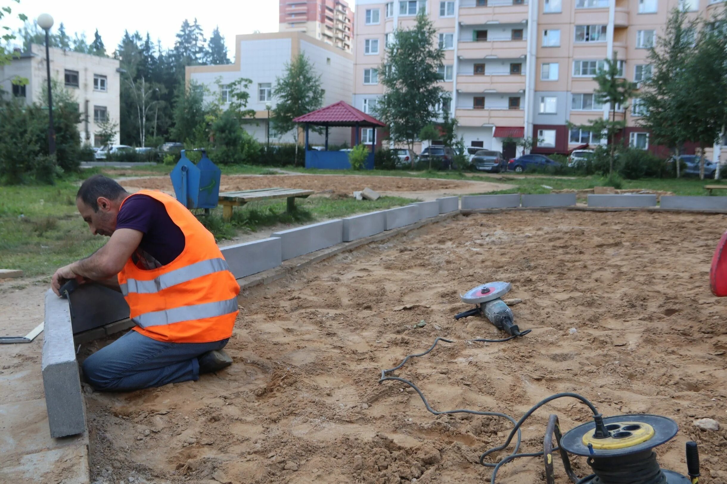 В ходе работ по благоустройству. Работы по благоустройству. работы по благоустройству территории. полива дворовых территорий. рабочий дворовой территории.