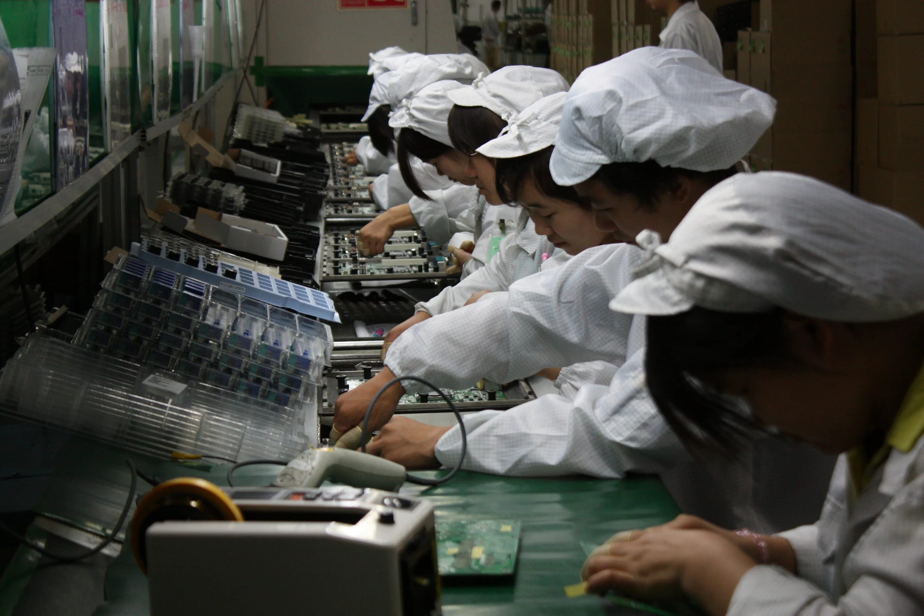 Sharing factory. Foxconn factory. китайский завод электроники foxconn. завод эпл в китае. foxconn компании тайваня.
