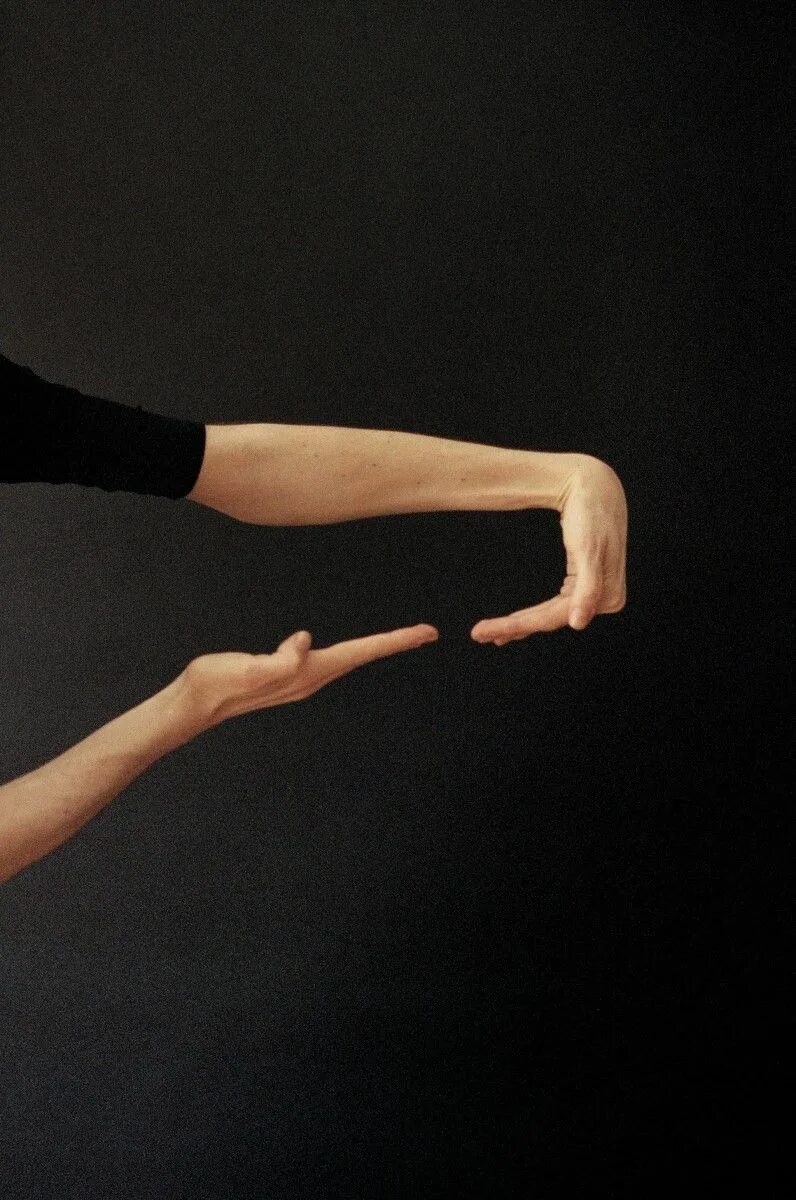 Танцевальная рук. Руки балерины. Танцевальная рук. Руки балерины. Девушка с поднятыми руками.