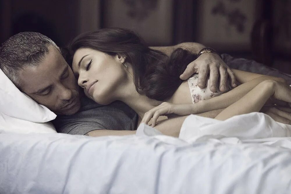 пара засыпает. обнимаются в постели. сон в объятиях любимого мужчины. сон жить с любимым. нежность в постели.