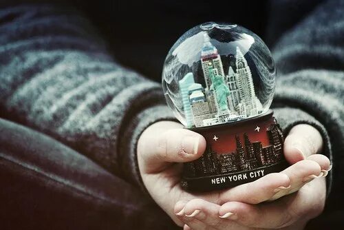 Стеклянный шар книга. Снежный шар Нью-Йорк. Сувениры в стеклянном шаре. Стеклянный шар с Нью Йорком. Шар со снегом Нью Йорк.