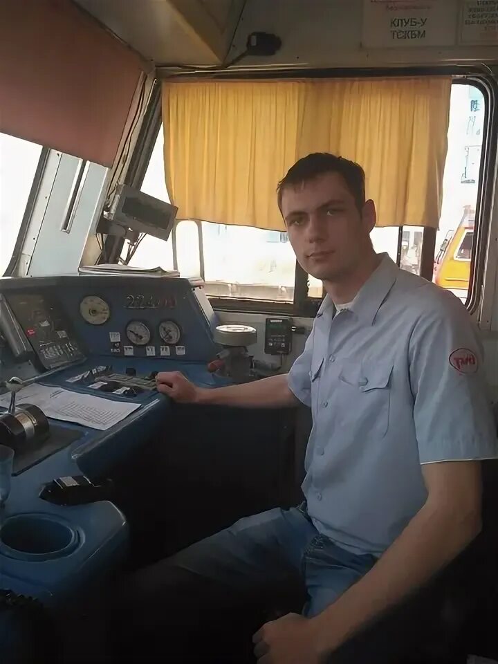 Помощник машиниста локомотива. Машинист локомотива ржд. Машинисты локомотивный депо узбекистан. Локомотивное депо смоляниново машинисты локомотивов. Вакансии в ростове на дону машинист.