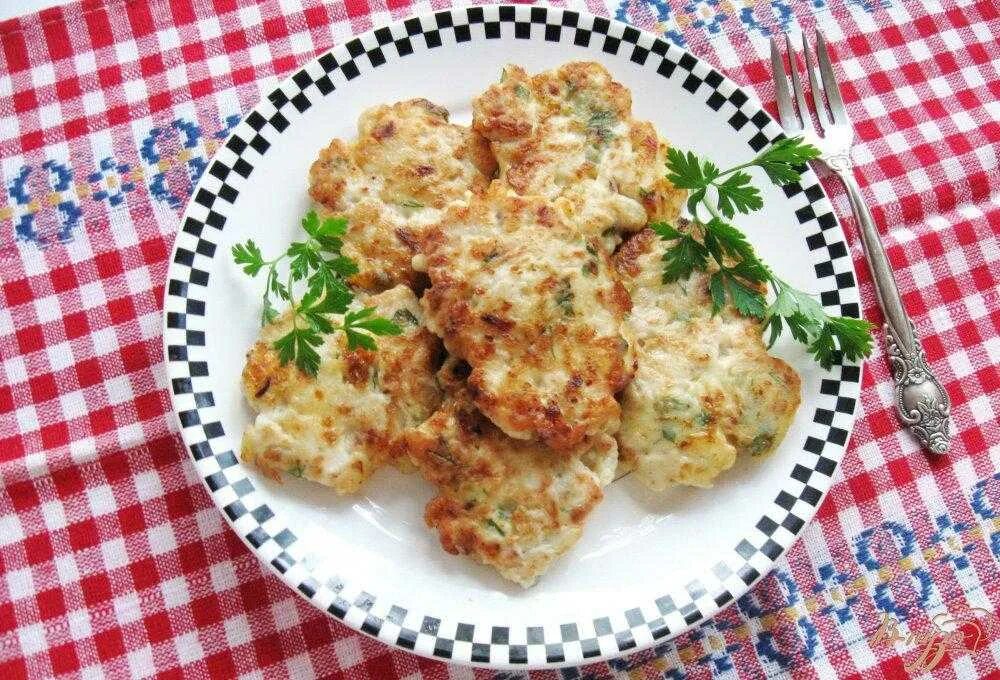 Рубленные котлеты из курицы. Котлеты рубленые из куриной грудки. Рубленные котлеты с сыром. Рубленые куриные котлеты с сыром. Рубленые куриные котлетки с майонезом