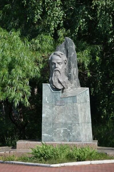 Памятник Бажову в Снежинске. Памятник Бажову в Челябинске. Памятник Курчатову в Снежинске. Бажов памятники