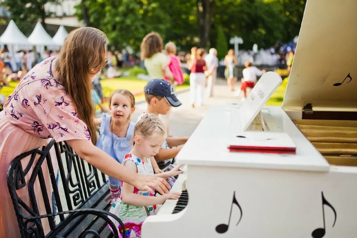 Укинской сцены в московском саду "эрмитаж. Сад эрмитаж джаз концерт. Название шоу в саду эрмитаж. Укинской сцены в московском саду "эрмитаж. Тверской парк эрмитаж.