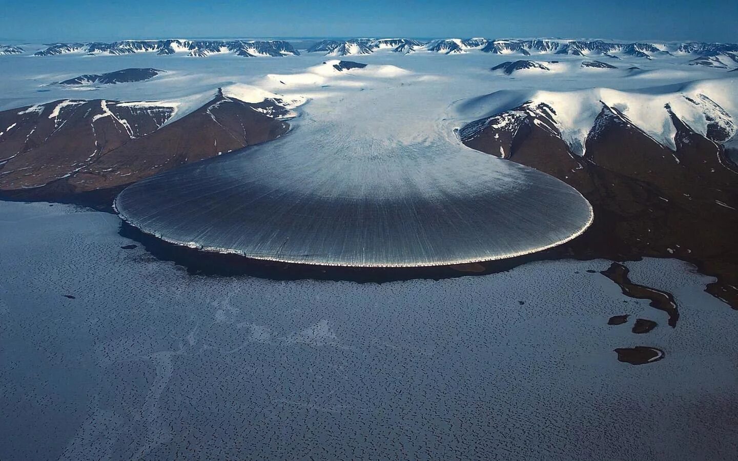 Большой остров покрытый льдами. Ледник Слоновья нога Гренландия. Гренландия природа. Долина Мак Мердо в Антарктиде. Оазис Ширмахера в Антарктиде.