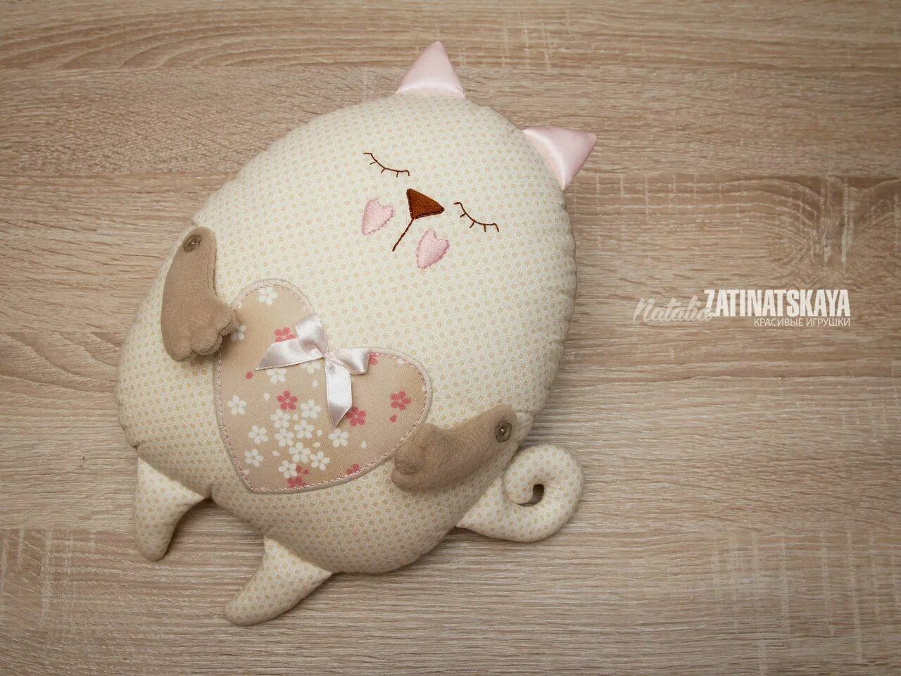 Кошки подушки сплюшки. Подушка сплюшка кот. Сплюша котик для малышей. Игрушка подушка кот. Подушка котик.