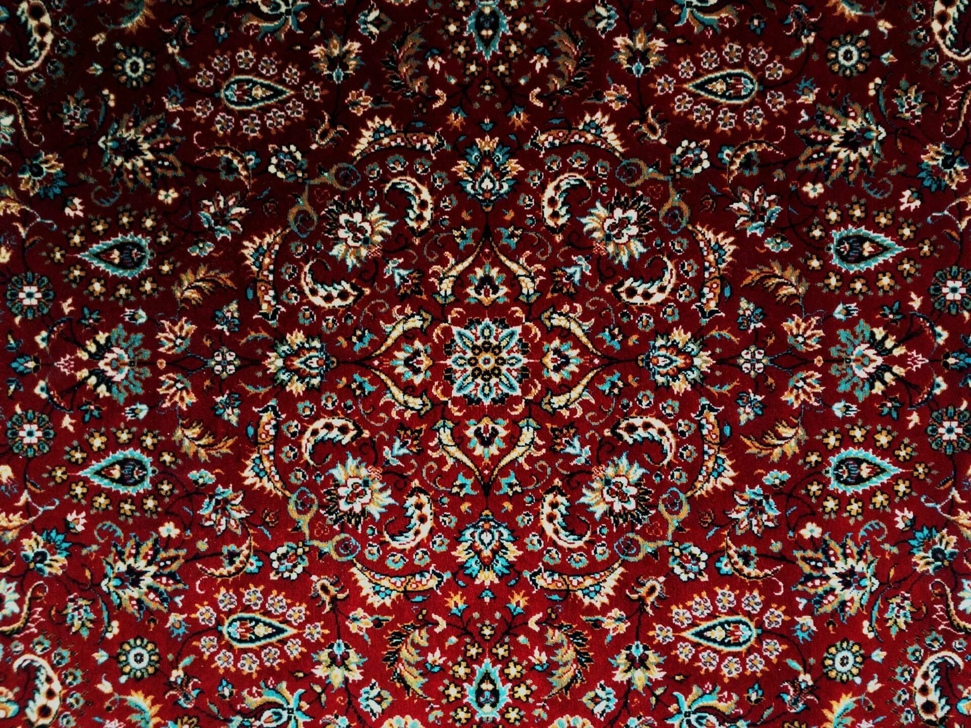 Старый ковер. Старинные ковры. Ковер на стену обои. Советский ковер. Ковер на стене.