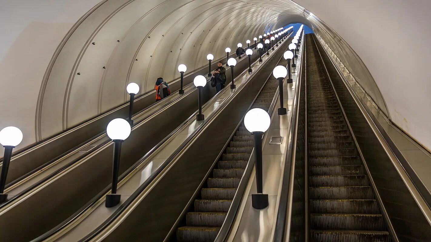 Эскалатор метрополитена поднимает неподвижно. Станция Марьина роща БКЛ эскалатор. Метро Марьина роща БКЛ эскалатор. Станция Славянский бульвар эскалатор. Марьина роща метро эскалатор.