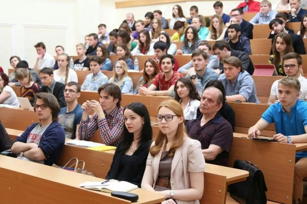 Студент факультета направления. Юрфак МГУ аудитории. Университет студенты. Лекция в вузе. Студенты на кафедре.