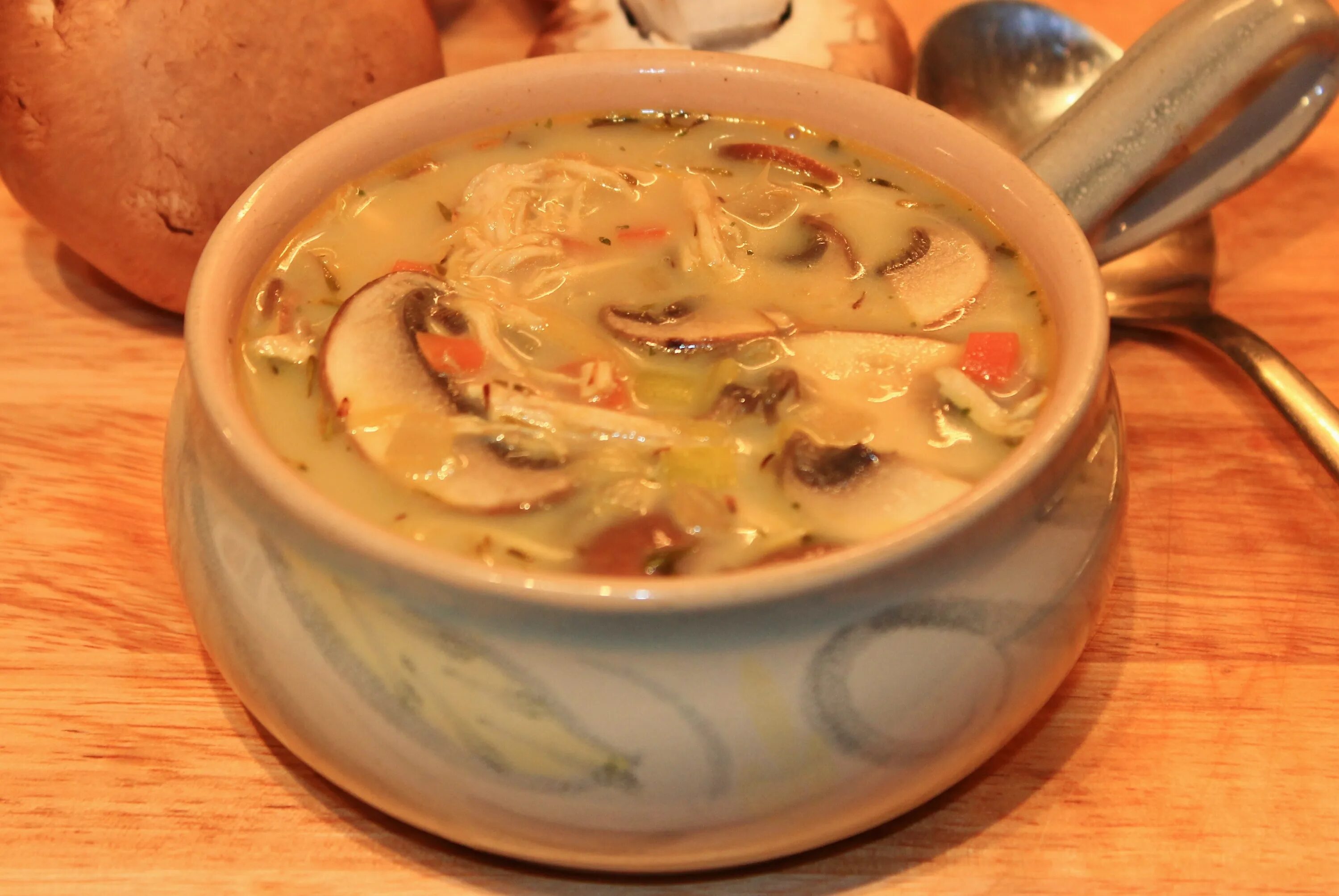 Суп лапша грибная. Суп с макаронами. Суп грибной с вермишелью. Суп картофельный с лапшой и грибами. Суп с грибами рисом и картошкой