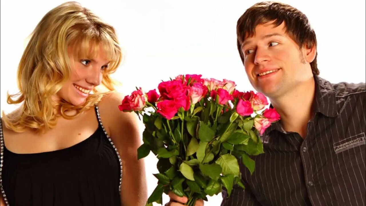 Мужчина дарит цветы девушке. Букет для мужчины. Мужчина дарит розы женщине. Цветы для мужчины.