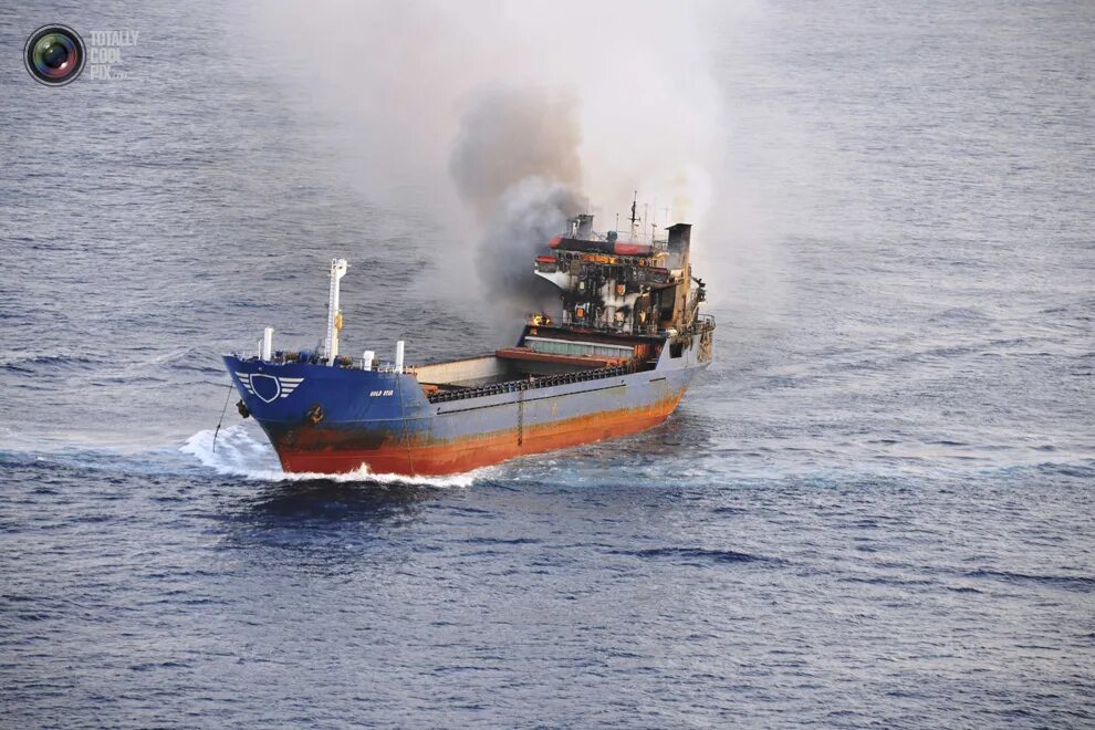 Порт и корабли. Суда в порту мариуполь. Сухогруз с зерном из украины. Судно в порту. Заблокированное судно.