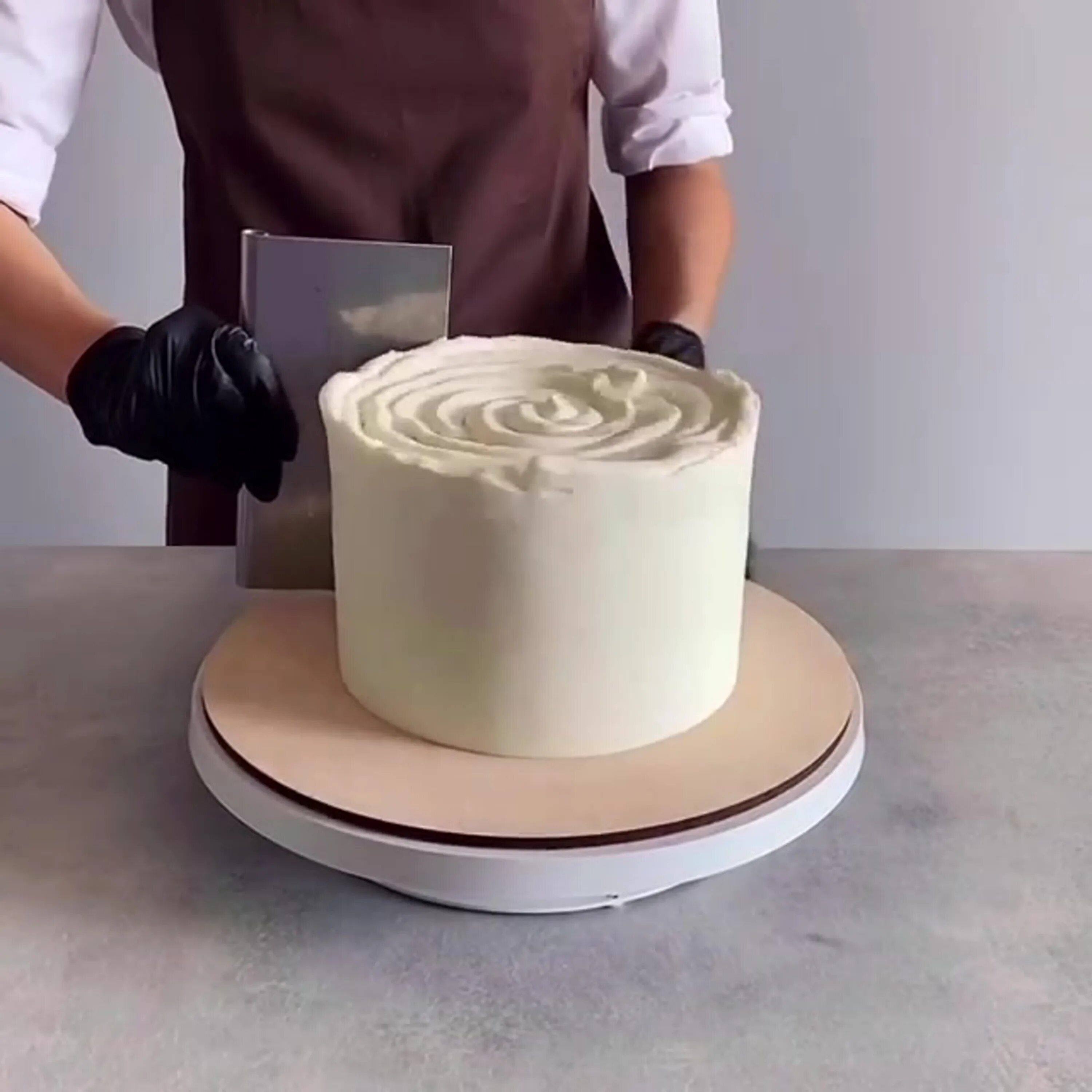 инструменты для выравнивания торта. торт под выравнивание. торт обмазанный кремом. торт под выравнивание. торт под выравнивание.