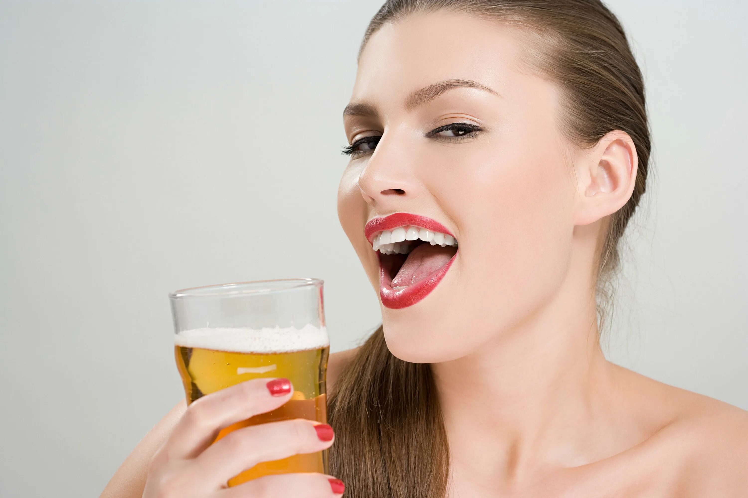 Женщине можно пить пиво. Женщина с пивом. Девушка пьет пиво.