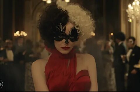 Эмма Стоун в роли Круэллы в одноименном фильме Круэлла. 