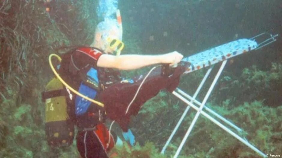 Вода анимация. Парень плывет под водой. Девочка в купальнике под водой. Гладить под водой. Рука в море.