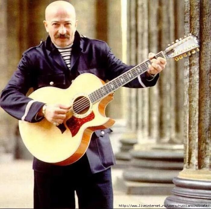 Певец играет на гитаре. Розенбаум портрет.
