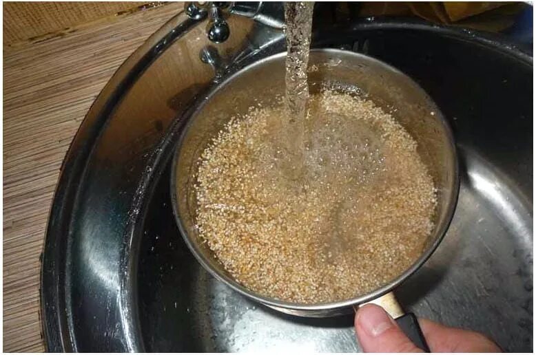 Каши залить водой. Пшеничная дробленка каша. Крупа приготовление. Промываем крупу. Промывают пшеничную кашу.