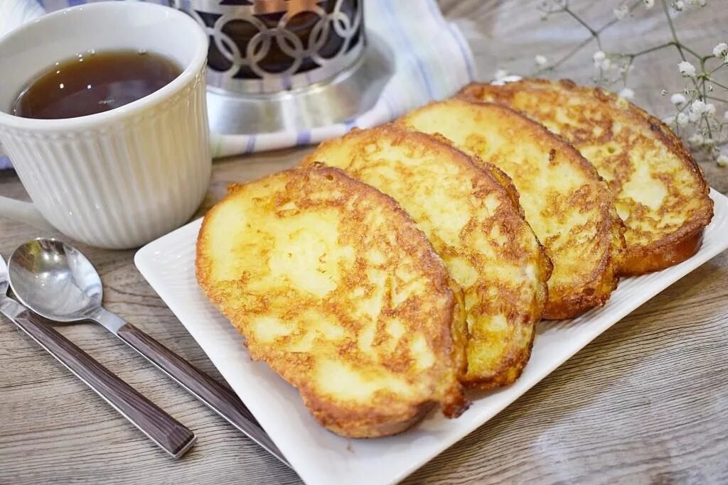 Гренки с яйцом на сковороде. Гренки в яйце и молоке. Гренки с яйцом и молоком. Гренки с яйцом и молоком на сковороде. Гренки с яйцом без молока на сковороде