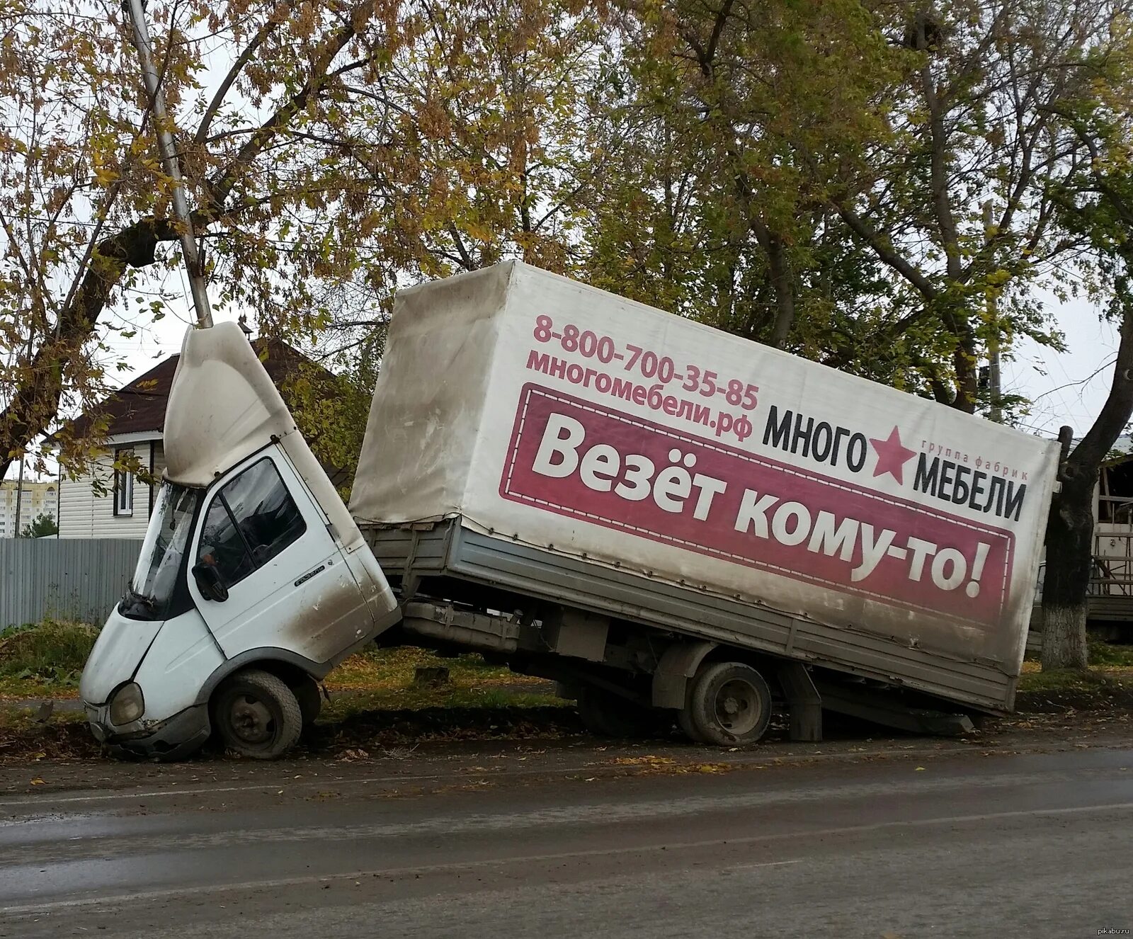 Везет кому то. Везет кому то Мем. Машина везёт кому то. Везет кому то прикол.