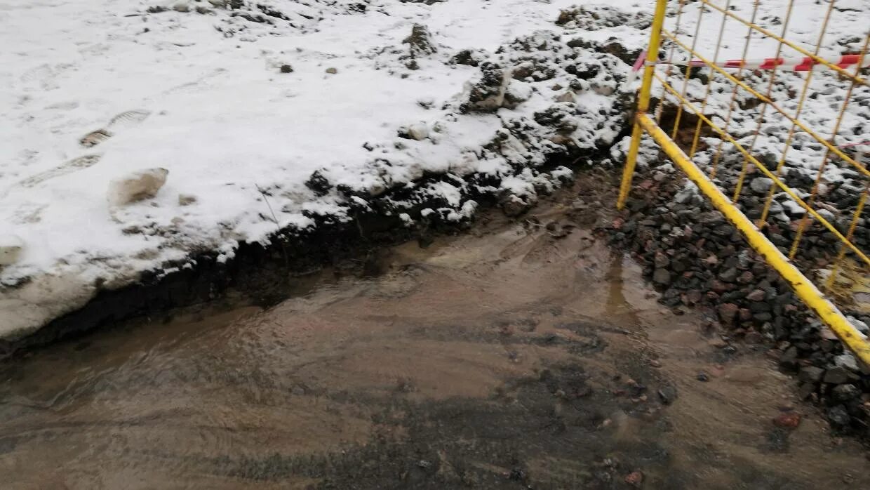 Орск прорвало платину. Прорыв трубы. Прорыв горячей воды на Васильевском острове. Прорыв трубы в Кирове на Октябрьском в 2023. Прорыв трубы Беглова карикатура.