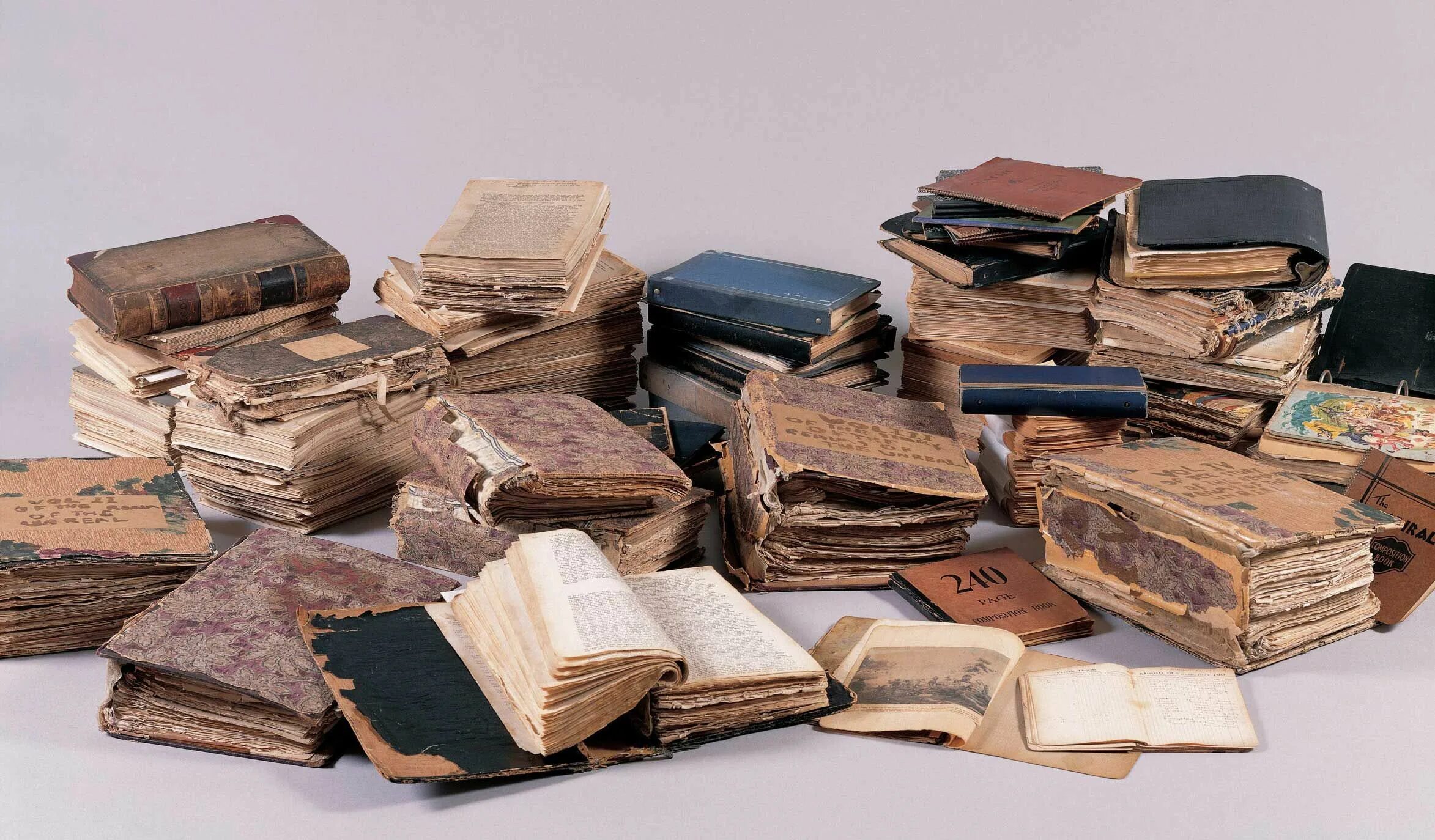 Books he. Мужчина в библиотеке. Книга письмо. Человек читает. Читатели в библиотеке.