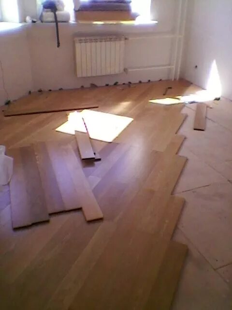 Укладка инженерной доски разнодлинки. Демонтаж инженерной доски. Укладка массивной. Укладка массивной. Укладка массивной доски на стяжку без фанеры.