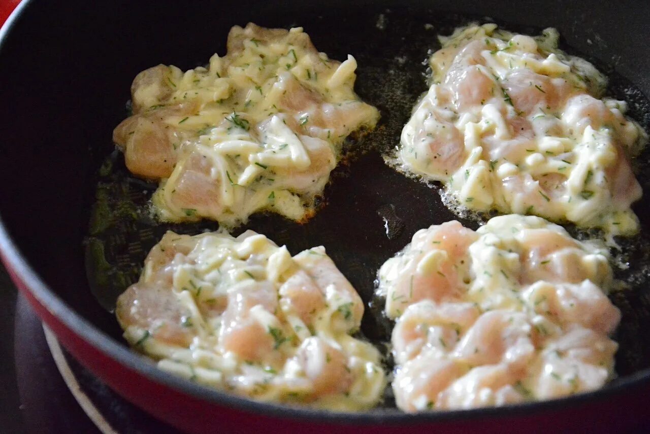 Курица в майонезе на сковороде. Вкусно из куриной грудки. Блюда из филе курицы. Рубленные котлеты из куриной грудки. Котлеты из куриной грудки с сыром и майонезом.