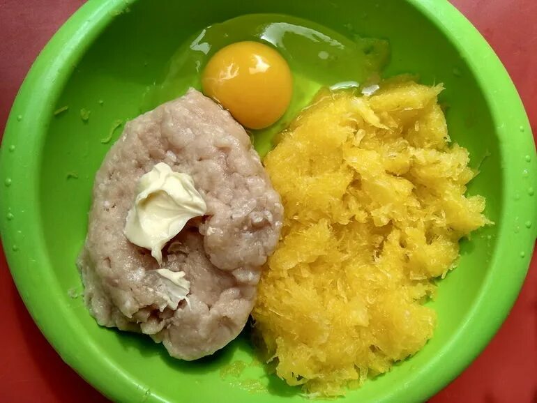 Куриные для ребенка до года. Курица с кабачком для малыша. детские куриные котлеты.