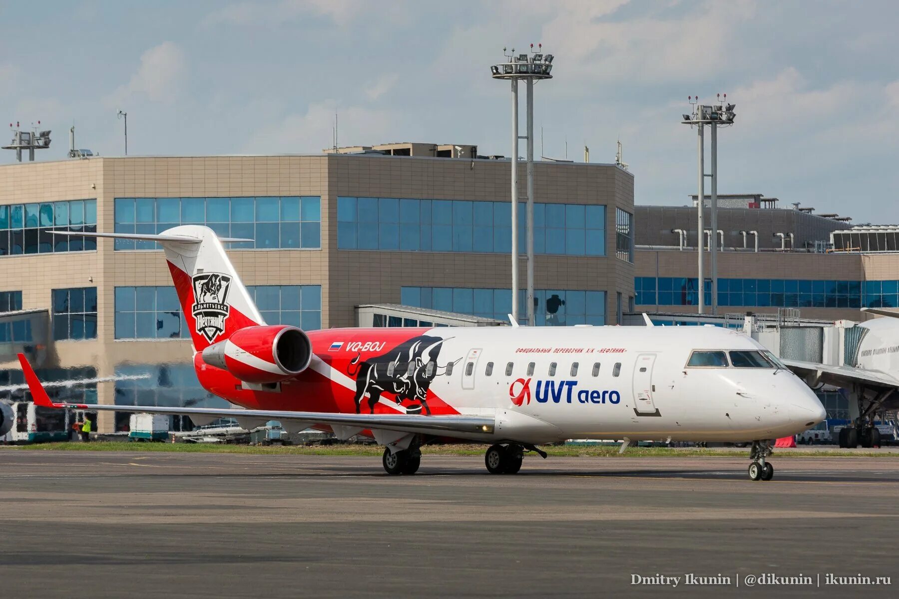 Ювт аэро самолеты. Bombardier crj200 ювт аэро. Чартерный самолет. Crj 200 самолет ювт аэро. Казанские самолеты.