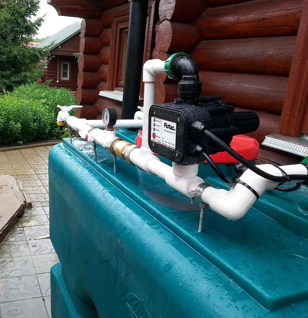 Повышение давления воды для полива. Водопровод на даче. Насос для повышения давления воды на даче для полива. Повышение давления водопровода в частном доме. Напор в водопроводе на даче.