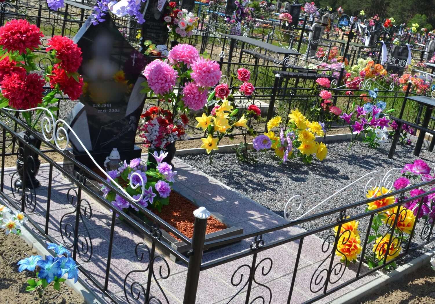 Можно ли искусственные цветы на могилу. Украшение могилы цветами. Украшение могилы искусственными цветами. Красивое украшение могил цветами. Красивый цветник на кладбище.
