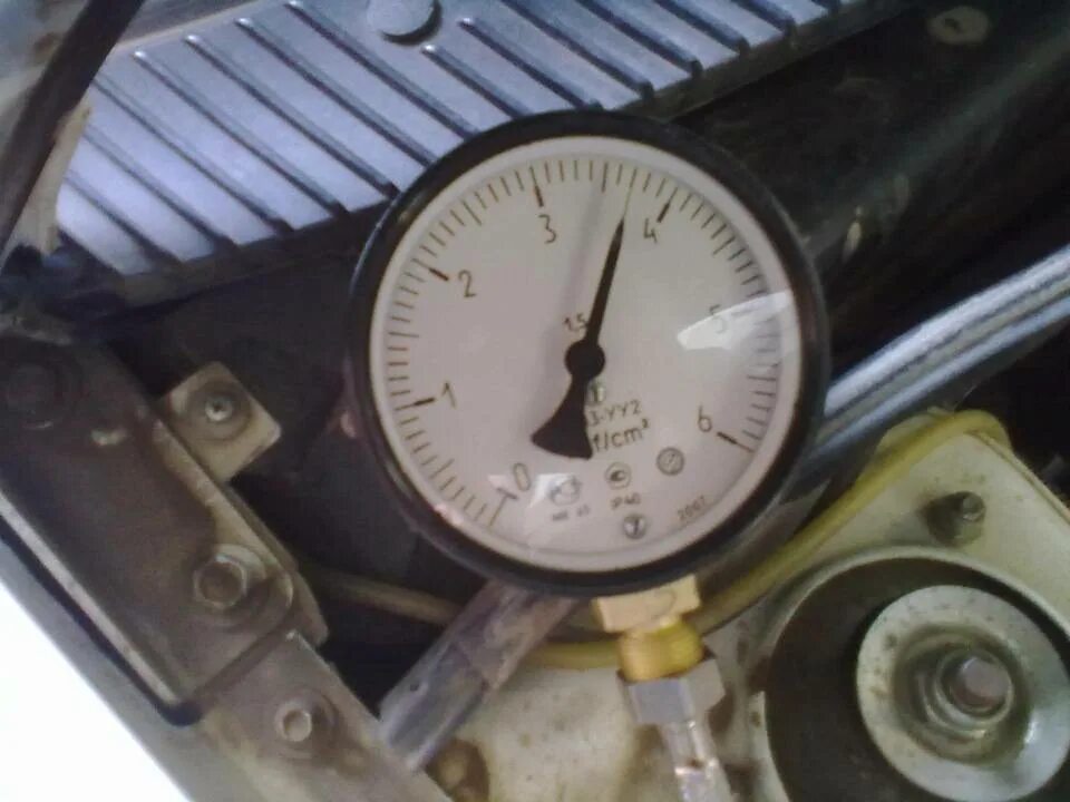 Топливное давление ваз 2114. Давление в рампе ВАЗ 2112 16 клапанов. Топливный манометр ВАЗ-2112. Манометры в ВАЗ 2112. Давление в топливной рампе ВАЗ 8кл 1.6.