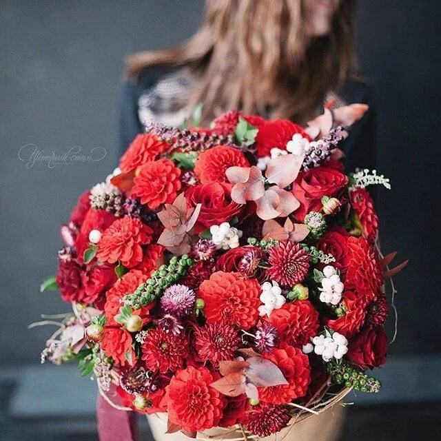 Styles flowers. Букет с малиновыми ветками. Цветы букет мода в стиле. Цветочный стиль Новосибирск. Флорал стиль.