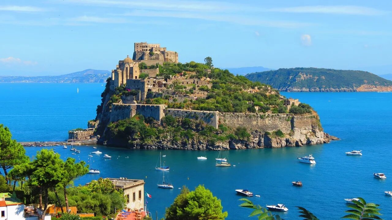 Большой итальянский остров. Тирренское море Италия. Арагонский замок Италия. Арагонский замок Искья. Тирренское море Кастеллабате.