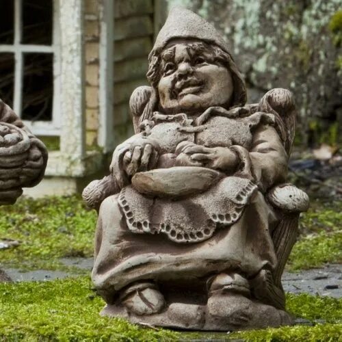 Статуя гнома. Фигурки из цемента для сада. Статуи гномов. Гном статуя садовая. Дизайнерские фигурки для сада.