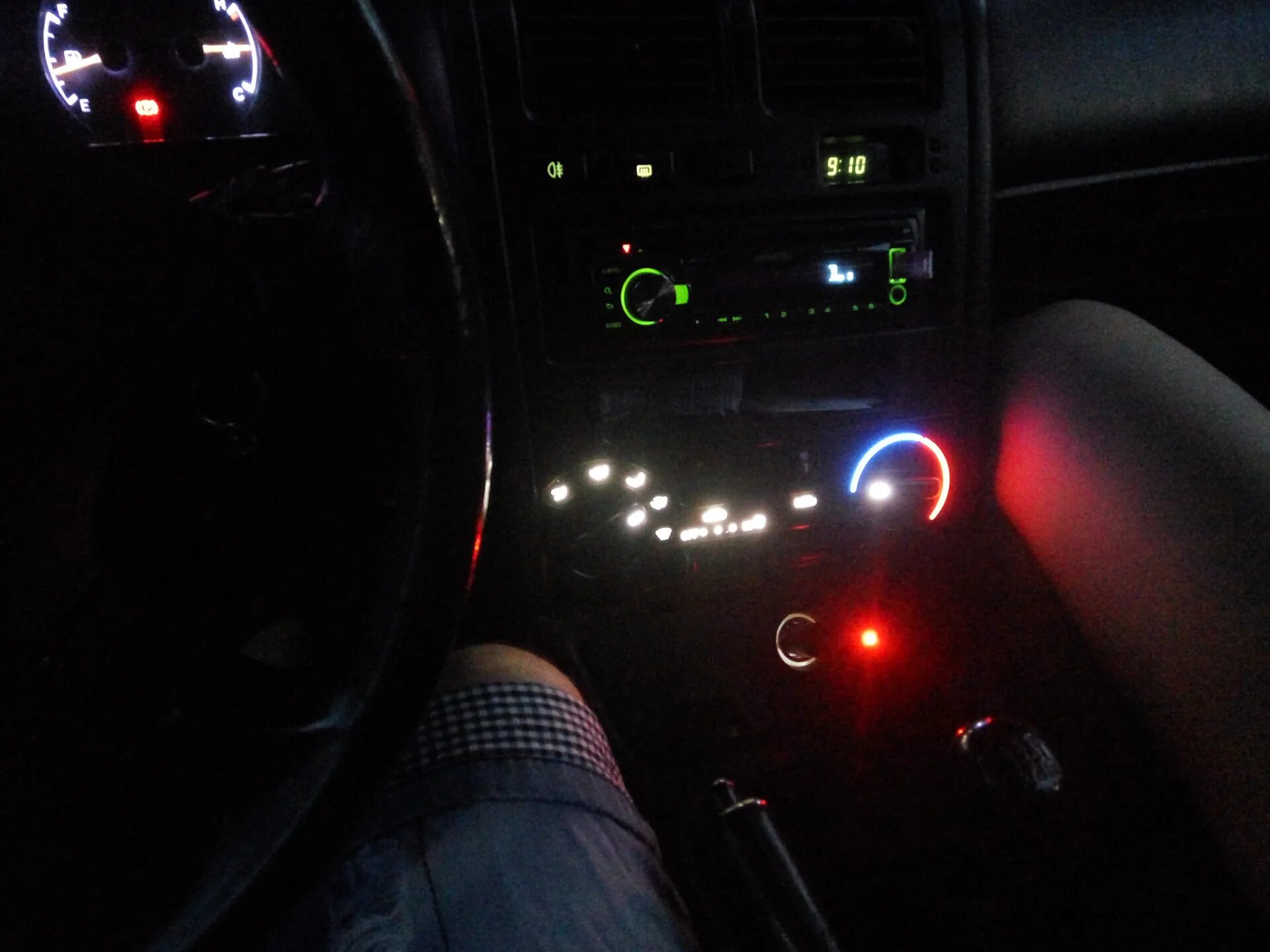 Светомузыка блок управления. Лампочки подсветки крутилок печки форд фокус-2. Салон митсубиси кольт 6 с подсветкой. Автомагнитола рсд 320 перепайка светодиодов подсветки. Как поменять подсветку на микрофоне.