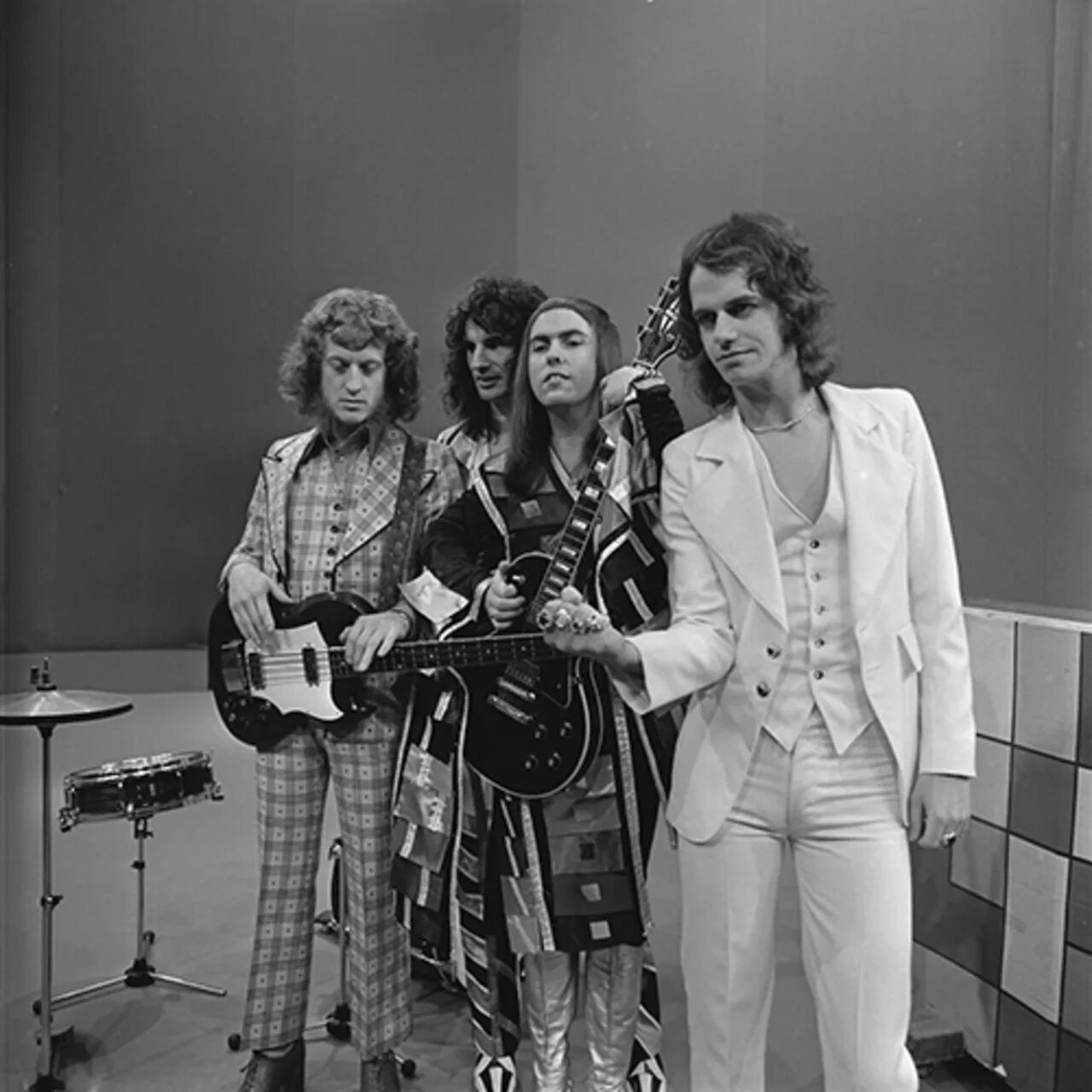 Old new borrowed. Группа Slade. Slade 1974 everyday. Слейд 2002. Группа Slade редкие.