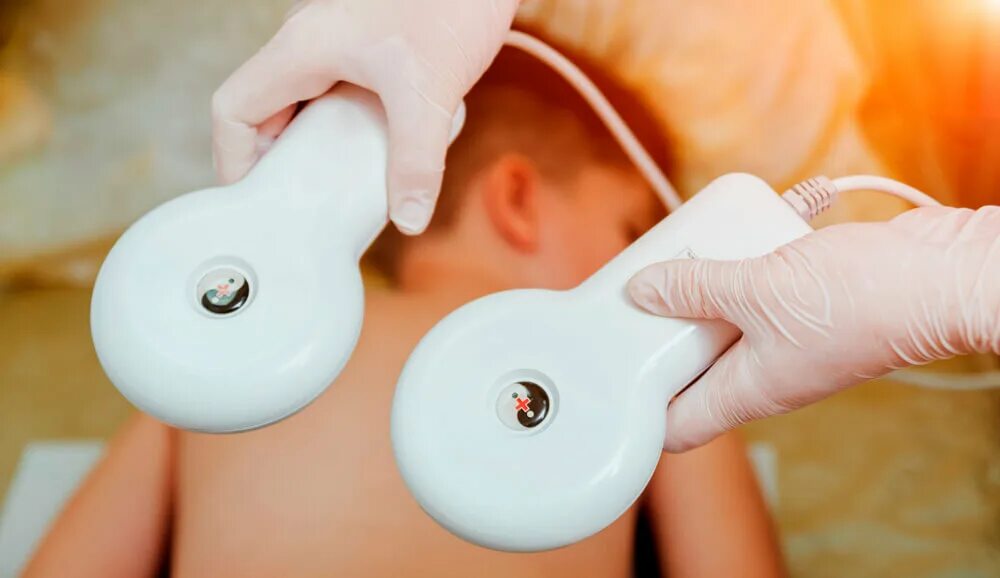 Увч детям. Физиотерапия для новорожденных. Физиотерапия лампа биоптрон. Физиотерапия для новорожденных. Электрофорез для грудничков.