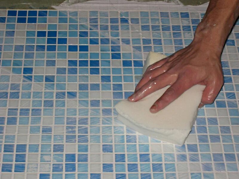 Мытье плитки в ванной. Укладка мозаики. Укладка керамической мозаики. Затирка для мозаики ванной. Затирка мозаичной плитки.
