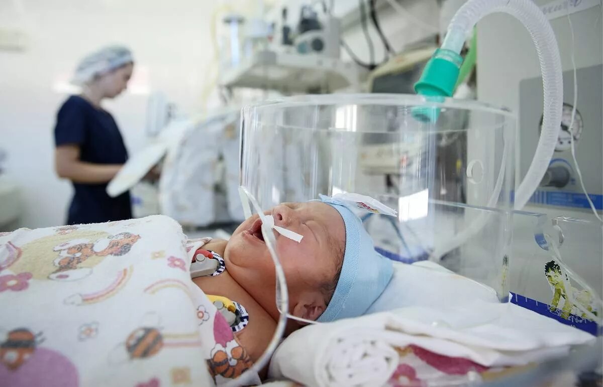 Ребенок в больнице реанимации. Новорождённый в рониматции.