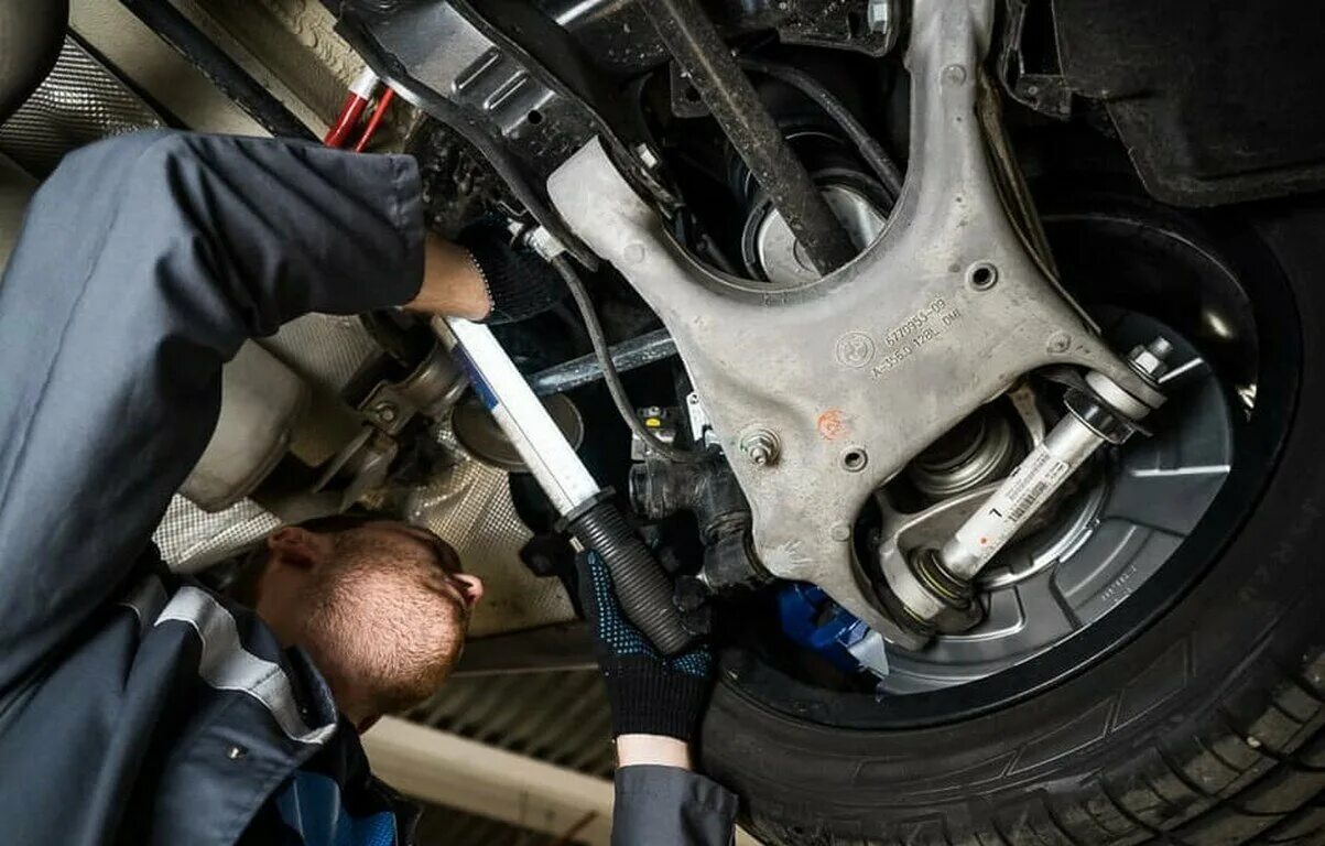 Подвески в авто. Порше макан передняя подвеска. Авторемонт ходовой части. Техническое обслуживание ходовой. Осмотр ходовой части автомобиля.