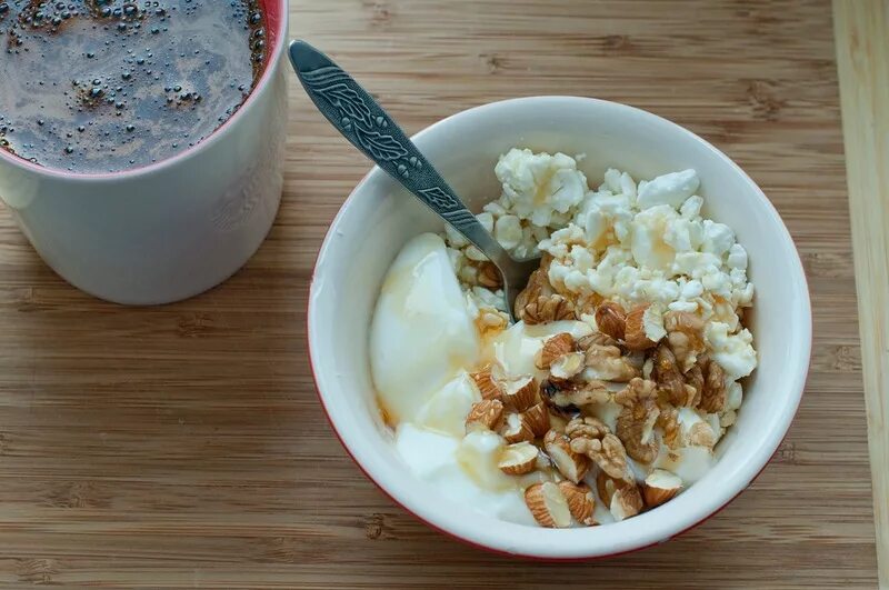 С чем поесть творог. Творог с орехами и медом. Творог с орехами. Творог с орешками. Творог с орехами на завтрак.