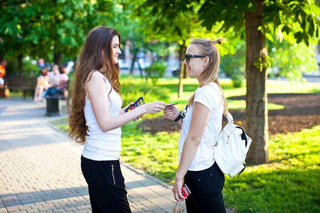 Услуги промоутера. Раздача листовок. Промоутер. Раздает листовки. Промоутер на улице.