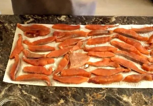 Как быстро посолить горбушу кусочками. Горбуша кусочками соленая в домашних. горбуша стейк соленая. посолить горбушу кусочками быстро и вкусно. горбуша молочная соленая.