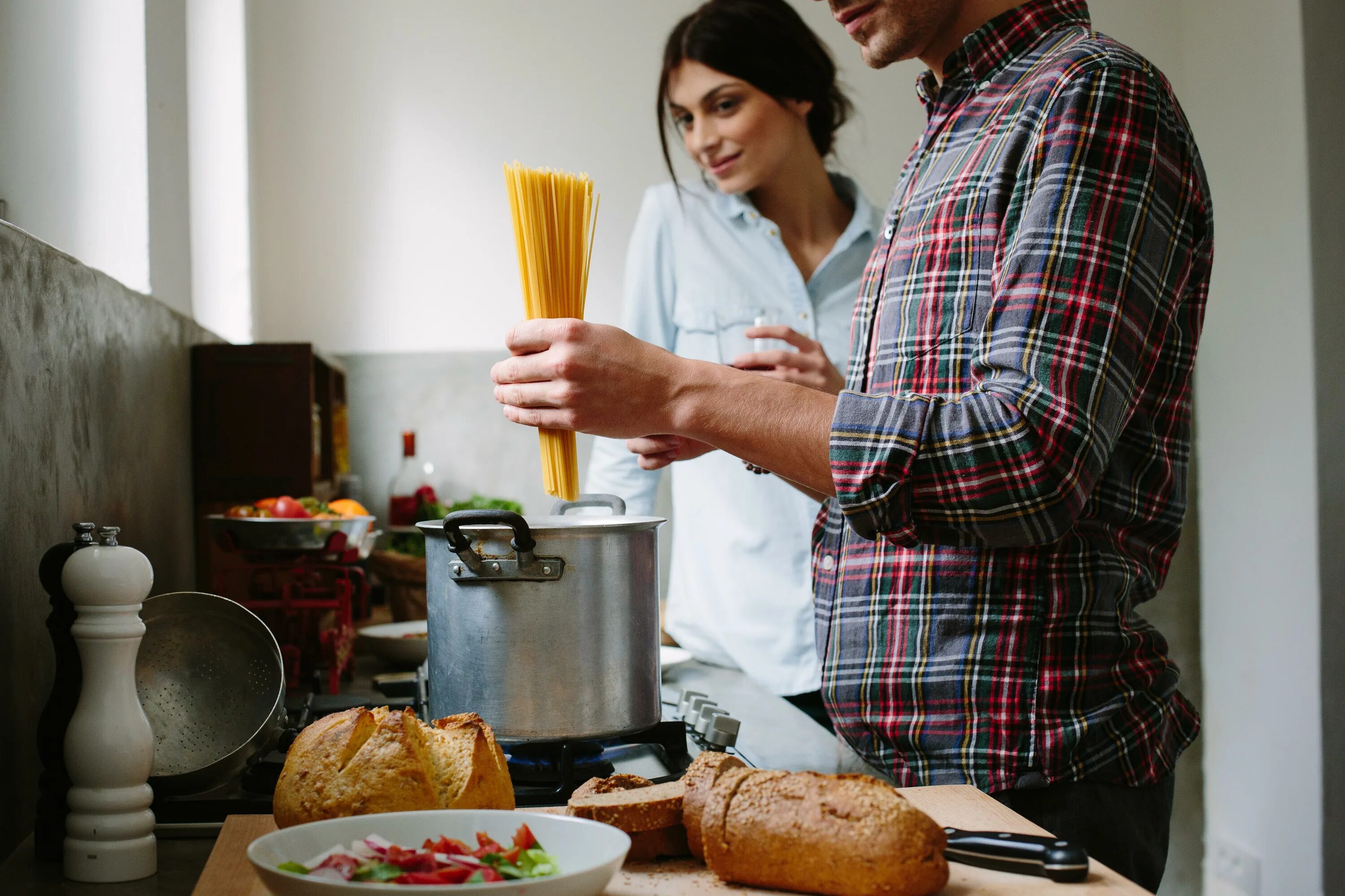 You me to cook the dinner. Папа спагетти. Спагетти влюблённые фотосток. Фото девушка раскладывает посуду на кухне.