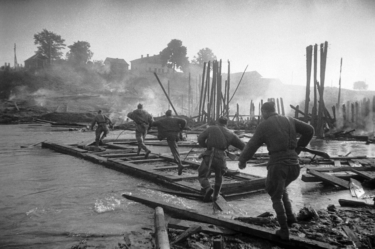 Форсирование реки Висла 1944. Форсирование реки Днепр ВОВ. Форсирование реки Великая Отечественная. Переправа бой