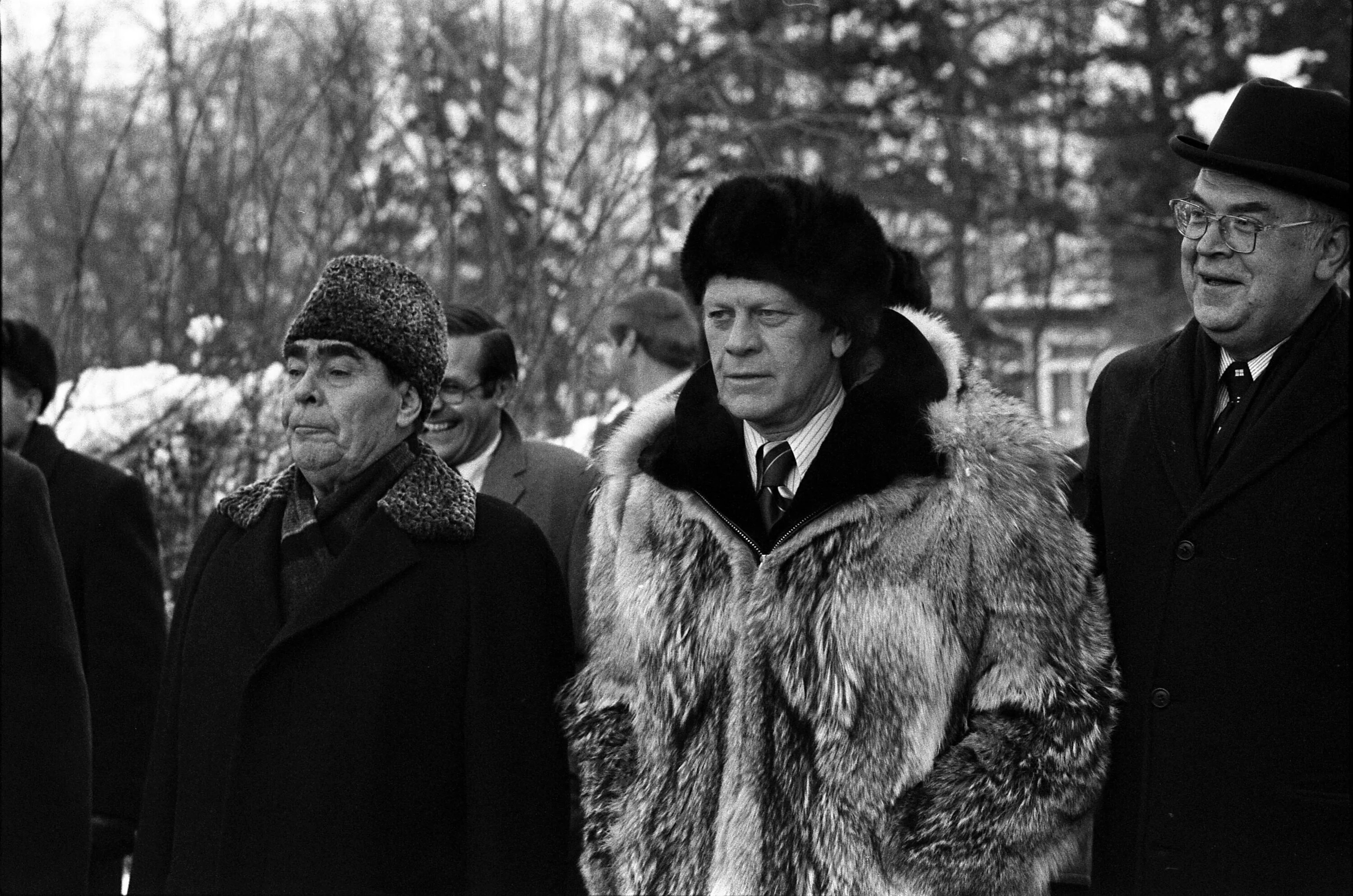 Д л и брежнев. Брежнев во Владивостоке 1974. Джеральд Форд и Брежнев. Брежнев и Форд во Владивостоке.