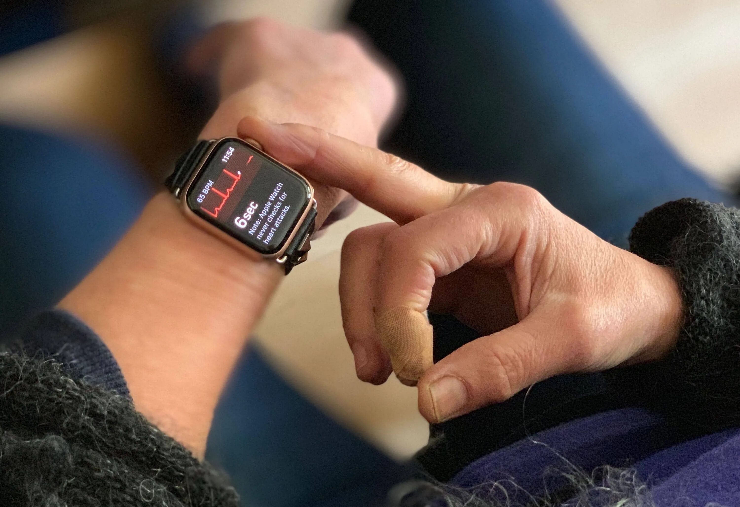 Часы мониторинг здоровья. ЭКГ Apple watch. Умные часы с мониторингом. Гаджеты для мониторинга здоровья. Watch se 2022.